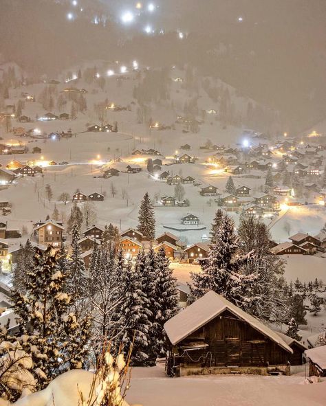 Winter night in Switzerland looks like something out of a christmas movie. Holidays Aesthetic, Switzerland In Winter, Christmas Sleepover, Grindelwald Switzerland, Golden Life, Winter Szenen, Christmas Feeling, Winter Scenery, Winter Pictures