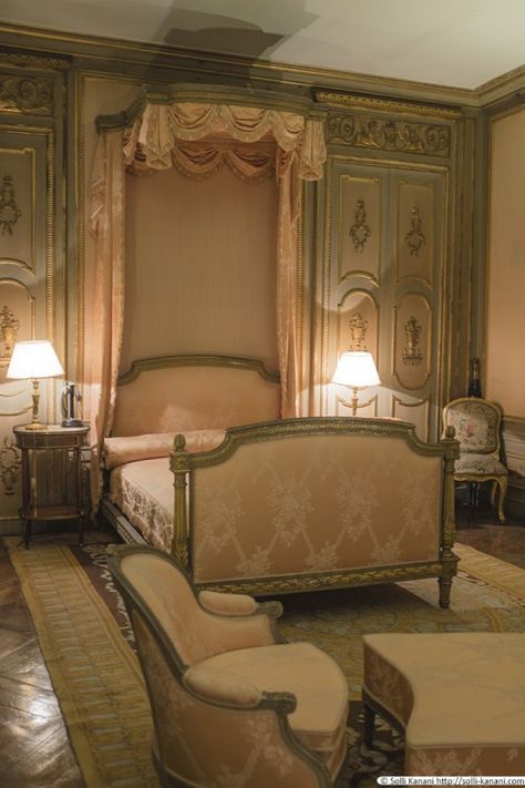 Regency Bedroom English, French Chateau Interiors Bedrooms, Dior Bedroom, Georgian Bedroom, Chateau Bedroom, Regency Bedroom, Regency Interior, Mansion Bedroom, Chateaux Interiors