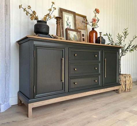 || AVAILABLE || A vintage sideboard with a modern transitional touch of glam with champagne bronze hardware, slat texture and warm, muted tan wood accents 😍 Such a great quality piece with sturdy construction. Wooden drawers all slide well and the doors open up to a shelf behind on either sides. Stunning oak wood grain on the top as well as the base we built. Swipe to see a “before” picture! I added some close ups/detail pics in an attempt to show how beautiful the colour, the texture and... Oak Sideboard Makeover, Sideboard Color Ideas, Painting Sideboard, Black And Wood Furniture, Refurbished Sideboard, Buffet Cabinet Makeover, Entryway Sideboard, Sideboard With Drawers, Champagne Bronze Hardware