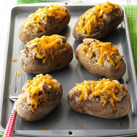 Beef-Stuffed Potatoes Baked Potato Recipe, Recipe With Ground Beef, Baked Potato Bar, Stuffed Potato, Stuffed Potatoes, Stuffed Baked Potatoes, Restaurant Copycat Recipes, Potato Bar, Restaurant Copycat