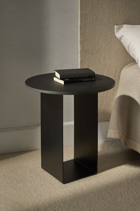 Black Metal Bedside Table, Side Table Decor Living Room, Designer Side Table, Modern Side Table Design, Side Tables For Living Room, Bedroom Side Table, Bedside Table Metal, Minimalist Side Table, Side Table Styling