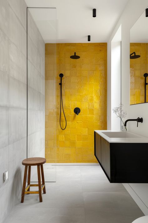 15 Tips for a Mid-Century Modern Bathroom: Embrace Retro Elegance – Everyday Inspo Modern Bathroom Colorful, Renovation Small Bathroom, Dramatic Tile Bathroom, Mid Century Modern Concrete Floors, Mid Century Modern Master Bath, Calcutta Bathroom, Bathroom Ideas Mid Century Modern, Retro Bathrooms 1950s, 70s Bathroom Aesthetic