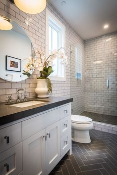 Simple and clean bathroom European Farmhouse Kitchen, Makeover Kamar Mandi, Patterned Bathroom Tiles, Small Bathroom Tiles, Tile Remodel, Bad Inspiration, Bathroom Tile Designs, Master Bath Remodel, Upstairs Bathrooms