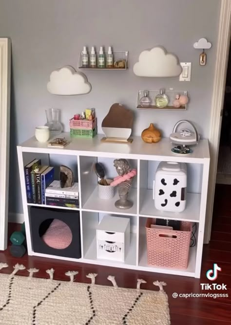 6 Cube Shelf Decor, Cubby Storage Ideas Bedroom Aesthetic, Cubby Room Ideas, Square Shelf Decor Cubbies, Cube Shelf Organization Ideas, 4 Cube Organizer Ideas, 6 Cube Organizer Ideas Bedroom, Deco Room Aesthetic, 6 Cube Organizer Ideas