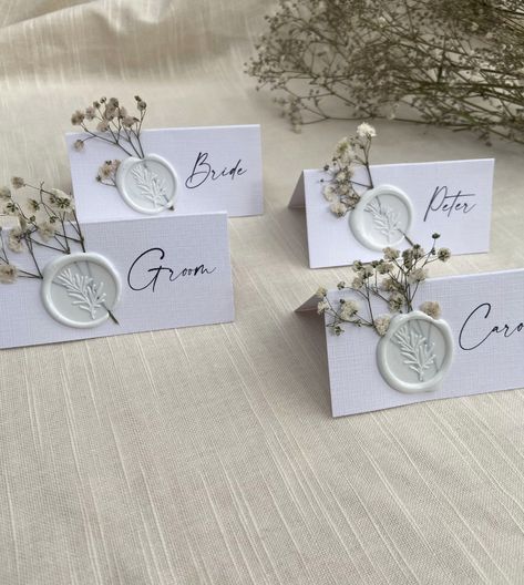 Wax Stamp Place Cards, Wedding Guest Name Cards Place Settings, Guest Place Cards Wedding, Guest Names On Table, Wedding Guest Name Cards, Gypsophila Decoration, Name Card Table, Place Holders Wedding, White Wax Seal