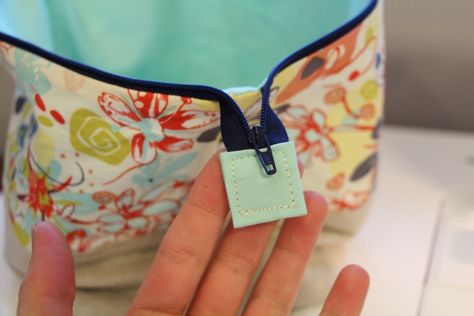 another approach – the open wide zippered pouch – Stitch Mischief Zippered Tote Bag Tutorial, Zip Pouch Tutorial, Diy Makeup Bag, Zippered Tote Bag, Tote Bag Tutorial, Zipper Pouch Tutorial, Diy Bags Patterns, Pouch Tutorial, Sewing Crafts Tutorials