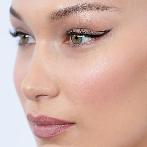 Bella Hadid Makeup, Mauve Lipstick, Eyeliner Tips, Makeup Tip, Eyeliner Styles, Eyeliner Looks, Beauty Inspo, Sephora Makeup, Makeup Natural