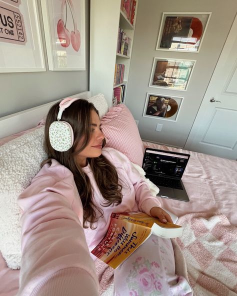 latest reads and weather 🎧☀️🎀⛈️📖 Soft Life Era, Gentle Woman, Vision Board Photos, Soft Life, Rich Girl Lifestyle, Pink Aura, Pink Life, Pink Girly Things, Girl Reading