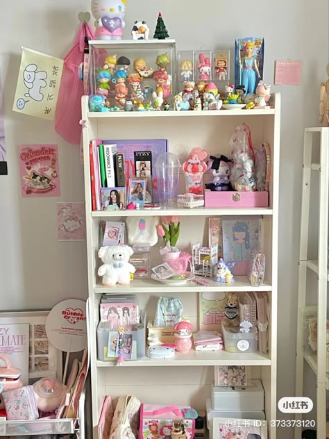 Aesthetic Shelf Decor Bedroom, Kawaii Shelf Decor, Kawaii Room Decor Desk Accessories, Shelf Organization Aesthetic, Cute Shelves Decor, Kpop Room Aesthetic Shelf, Shelf Decor Kpop, Small Kpop Shelf, Aesthetic Room Shelf