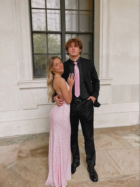 Prom Date Color Ideas, Couple Ball Outfit, Pink Matching Hoco Couple, Couples Prom Ideas, Prom Couple 2023, Peach Prom Couple, Pink Prom Dress Couple Pictures, Bf Gf Prom Pics, Pink Matching Prom Couples