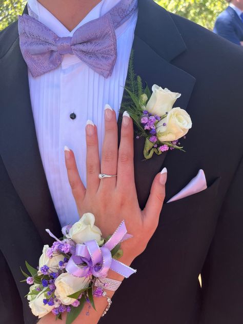 Prom Nail Inspiration, Dance Corsage, Lavender Corsage, Quince Theme Ideas, Prom Nail Inspo, Prom Flowers Corsage, Highschool Life, Corsage Ideas, Corsage And Boutonniere Set