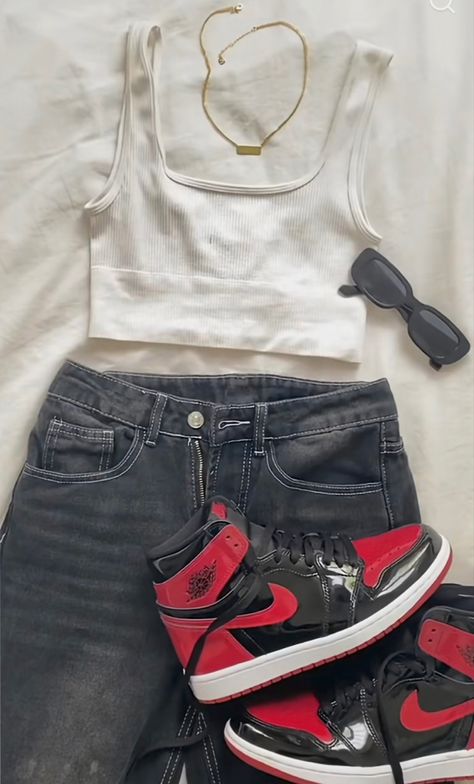 Outfits For Red And Black Jordans, Bred Jordan 1 Outfit Women, Jordan Black And Red Outfit, Air Jordan 1 Red And Black Outfit, Fits With Red Jordans, Jordan Outfits Ideas, Outfit With Red Jordans, Red Black Jordans Outfit, How To Style Red Jordans