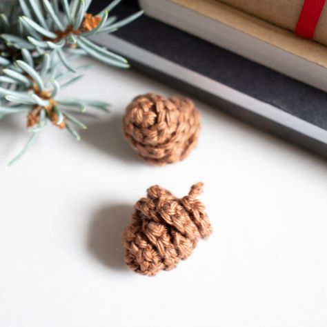 Free Pattern Mini Pinecone – Lalylala Amigurumi Mini Pine Cones, Easy Crochet Patterns Free, Cute Amigurumi, Amigurumi Crochet, Pine Cones, Crochet Amigurumi, Free Crochet Pattern, Free Crochet, Free Pattern