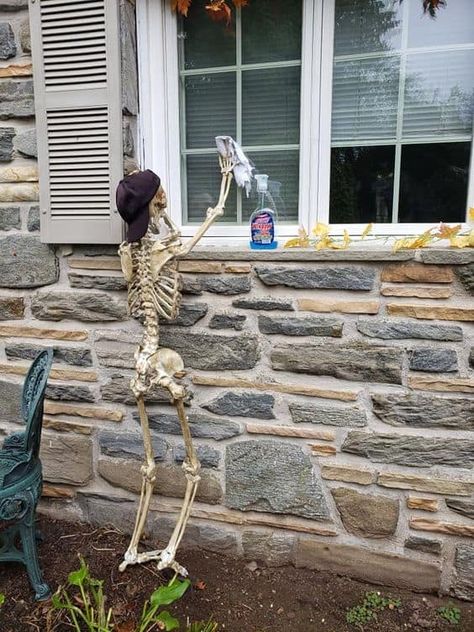 Outdoor Skeleton, Skeleton Poses, Skeleton Ideas, Uhyggelig Halloween, Halloween Diy Outdoor, Halloween Outside, Casa Halloween, Homemade Halloween Decorations, Creepy Halloween Decorations