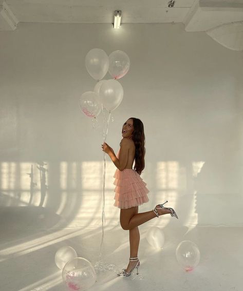 Pink Couples Photoshoot, Birthday Shoot White Background, Birthday Photoshoot Ideas Balloons, Photoshoot Poses Black Women, Bday Pics Instagram, Birthday Photoshoot Outfits, Outdoor Birthday Photoshoot, Women Birthday Photoshoot, 25 Birthday Photoshoot