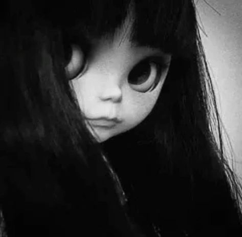 Gothic Blythe Doll, Black Hair Blythe Doll, Cute Goth Pfp, Blythe Dolls Black Hair, White Goth Aesthetic, Goth Dolls, Dark Photo, White Goth, Cute Goth