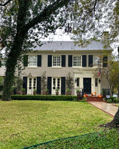 Dallas on a rainy, overcast day 🤍 . . . #dallashomes #dallasarchitecture #architecturedesign #residentialarchitecture #exteriors #exteriorarchitecture #homedesign #classichomes #timelessstyle #oldhomes #highlandpark #highlandparkvillage #highlandparkdallas Old Colonial Homes New England, Highland Park Dallas, Old Colonial Homes, American Colonial Style, Highland Park Village, Colonial Homes, Colonial Exterior, Colonial Home, Highland Park