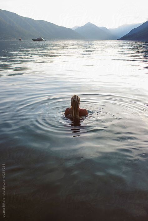 Woman Swimming, Swimming Photography, Summer Captions, Swimming Underwater, Lake Swimming, Swimming Women, Stock Tank Pool, Underwater Lights, Photography Beach