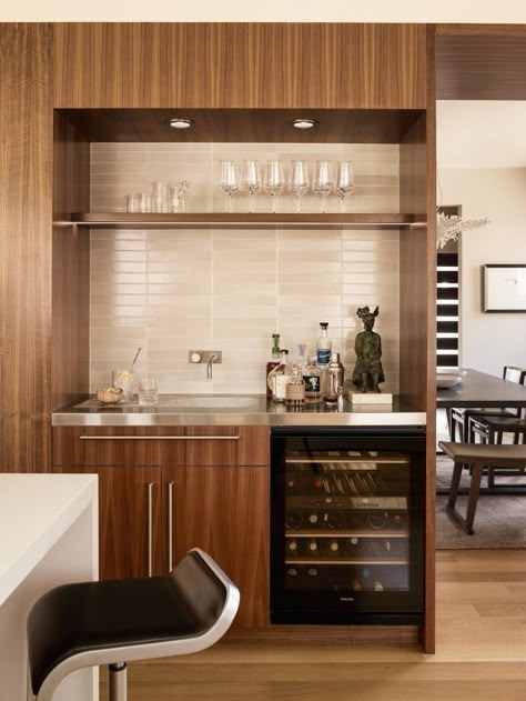 The story of a recently completed San Francisco remodel by San Francisco firm Sagan Piechota starts out like that of many others. A sturdy but uninspired h Mini Bar Designs For Home, Teak Kitchen, Home Mini Bar, Home Wet Bar, Coin Café, Home Bar Cabinet, Bedroom Inspirations Minimalist, Modern Home Bar, Home Bar Design