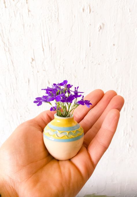 Mini Vases Decor, Air Dry Clay Mini Vase, Mini Ceramic Pots, Mini Vase Painting Ideas, Tiny Flower Vase, Air Dry Clay Flower Vase, Mini Ceramic Vase, Mini Clay Vase, Mini Pottery Ideas