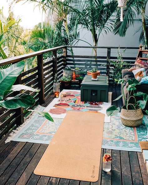 The perfect morning spot to stretch. ✧∼ Life can easily turn to chaos ✨ Yoga is my favourite way to de-stress and reset 🙏🏼☼ Patio Yoga Space, Balcony Meditation Space, Outdoor Yoga Space, Zen Balcony, Outdoor Meditation Space, Outdoor Meditation, Meditation Garden, Zen Space, Yoga Space