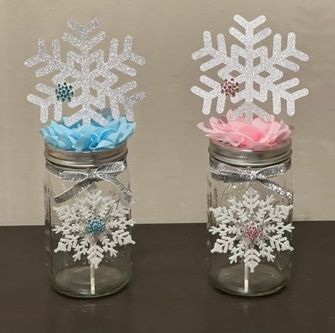 Snowflake Baby Shower Ideas, Fall And Christmas Crafts, Frozen Tea Party, Table Centerpieces Party, Winter Wonderland Centerpieces, Snowflake Centerpieces, Christmas Gender Reveal, Jar Decorations, Winter Baby Shower Themes