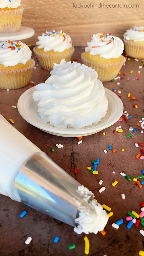 White Frosting Recipe, Bakery Frosting Recipe, Bakery Frosting, White Frosting Recipes, Wedding Cake Icing, Homemade Frosting Recipes, Frosting Recipes Easy, Whipped Frosting, Icing Recipes