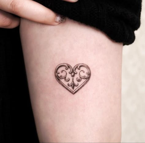 By auua.tattoo on IG Black Lace Tattoo, Stained Glass Tattoo, Korean Tattoo, Korean Tattoo Artist, Tattoo Unique, Korean Tattoos, Goth Princess, Meaningful Design, Heart Tattoo Designs