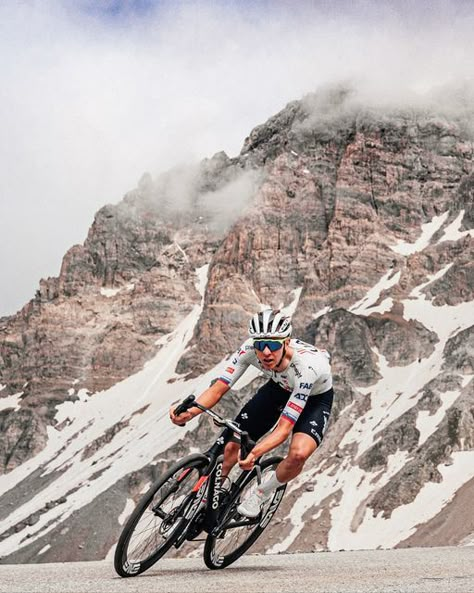 PISSEI | Col du Galibier, Tour De France, day 4.  Tadej performs an assolo 1km far from the top of the climb and wears his beloved maillot jaune... | Instagram Cycling Wallpaper, Cycling Men, Cycling Inspiration, Cycling Pictures, Cycling Photography, Cycling Race, Sports Hero, Sports Figures, Cycling Art