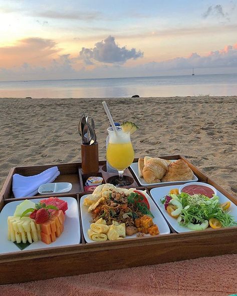 Throwback to this morning, Balinese breakfast on the beach at sunrise may never be topped.😍🥗🍹 #GLWJbali #GLWJeats #sunrisebreakfast #sunrise_pics #breakfastgoals #breakfastideas Beach Breakfast Picnic Mornings, Sunrise Breakfast Picnic, Picnic Date Ideas, Romantic Beach Picnic, Sunrise Breakfast, Breakfast Picnic, Breakfast On The Beach, Best Thai Food, Sunrise Pictures