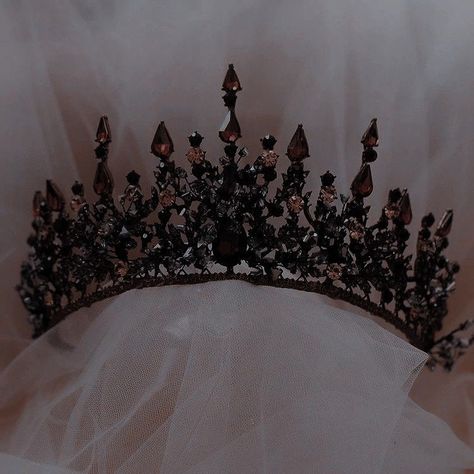 Koleksi Parfum, Royalty Core, Black Tiara, Crown Aesthetic, Royal Core, Pretty Quinceanera Dresses, Queen Aesthetic, Queen Jewelry, Royalty Aesthetic