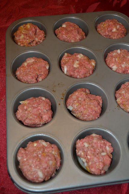 These mini meat loaves were quick and easy and tasted great. Adding this to my menu plan! Mini Meat Loaves, Burger Meals, Easy Hamburger Casserole, Mini Meatloaf Recipes, Resep Makanan Beku, Meat Loaves, Dinner Recepies, Miniature Desserts, Muffin Pan Recipes