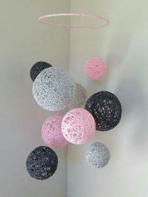 Seni Dan Kraf, Flower Mobile, Diy Simple, Yarn Ball, בר מצווה, Diy Home Crafts, Girls Room, Pom Poms, Room Diy