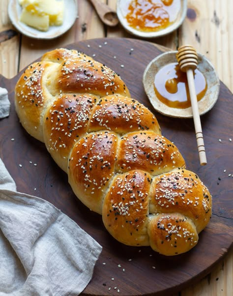 Easy Challah Bread - How To Make Challah Bread Cake Pictures Aesthetic, Cake Aesthetic Design, Easy Challah Bread Recipe, Challa Bread, Easy Challah, Challah Bread Recipe, Jewish Bread, Pesto Bread, Challah Bread Recipes