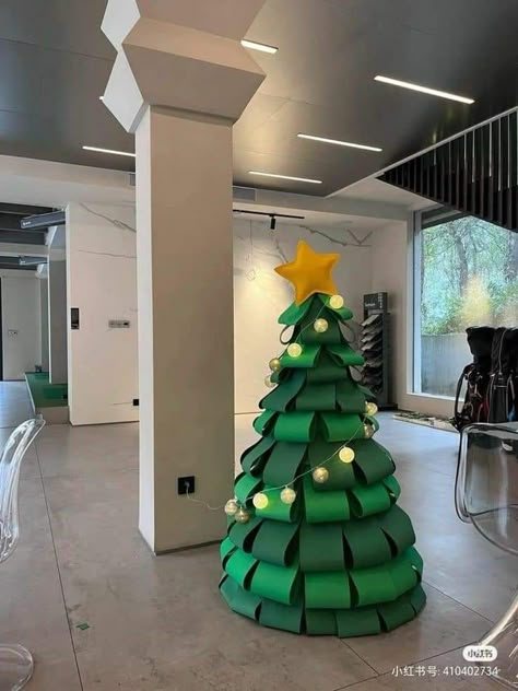 Classroom Christmas Decorations, Christmas Stage, Classroom Christmas, Christmas Float Ideas, Christmas Themes Decorations, Christmas Parade, Paper Christmas Tree, Office Christmas Decorations, Christmas School