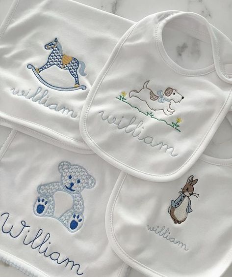 Burp Cloth Embroidery Ideas, Baby Boy Embroidery Ideas, Baby Embroidery Ideas Boys, Boy Embroidery Ideas, Baby Monogram Ideas, Embroidery Baby Gifts, Baby Embroidery Ideas, Bib Embroidery, Embroidery Machine Ideas