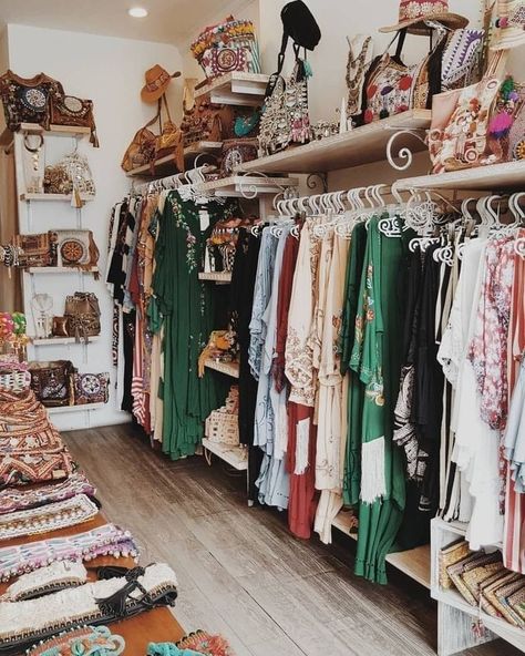 Diy Dressing, Decor Closet, Lots Of Clothes, Vanity Tables, Boutique Closet, Dressing Room Closet, Shop Space, Open Closet, Casa Country