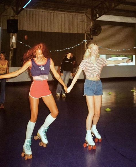 70s Aesthetic Roller Skates, 90/00 Aesthetic, Summer In The 80s, Girls Just Wanna Have Fun Aesthetic, Retro Roller Skates Aesthetic, Roller Skating 80s, 90s Roller Skating Outfit, 80s Girl Aesthetic, Roller Skating Aesthetic 80s