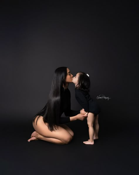 Mom And Daughter Photoshoot, Mommy Daughter Photoshoot, Daughter Photoshoot, Mommy Daughter, Mom And Daughter, Maternity Shoot, Photo Shoot Ideas, Baby Fever, Mommy And Me