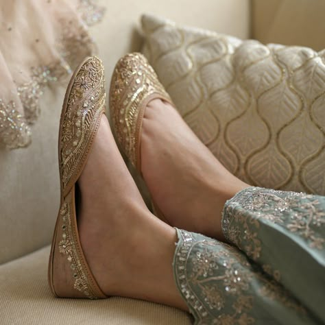 Jutti Snap, Indian Heels, Pakistani Shoes, Indian Sandals, Royal Bride, Pakistani Aesthetic, Dewy Makeup Look, South Asian Aesthetic, Fancy Sandals