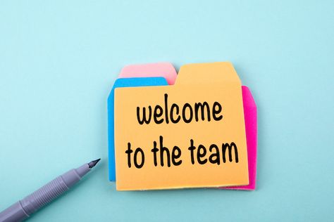 10 Creative Ways to Welcome New Employees - Swag.com Employee Welcome Pack, New Staff Welcome Ideas, Welcome New Employee First Day, Welcome Aboard New Employee, New Employee Welcome Ideas, Welcome Gifts For New Employees, New Employee Welcome Gift, Welcome New Employee, Welcome Note