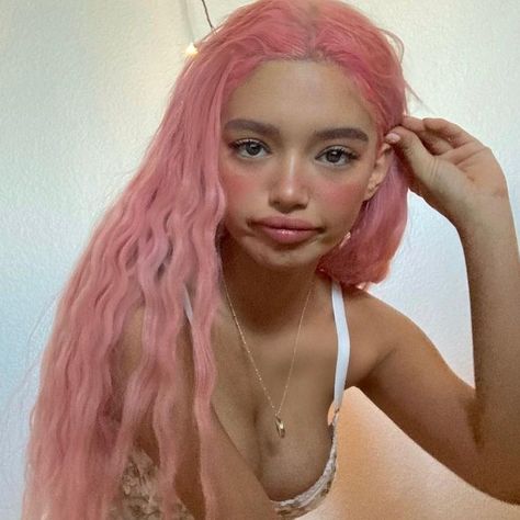 Light Pink Hair Tan Skin, Pasabist Pink Hair, Pink Hair On Pale Skin, Pink Hair On Latinas, Pink Hair Tan Skin, Pink Hair Character, Pfp Woman, Coral Pink Hair, Halloween Baddie