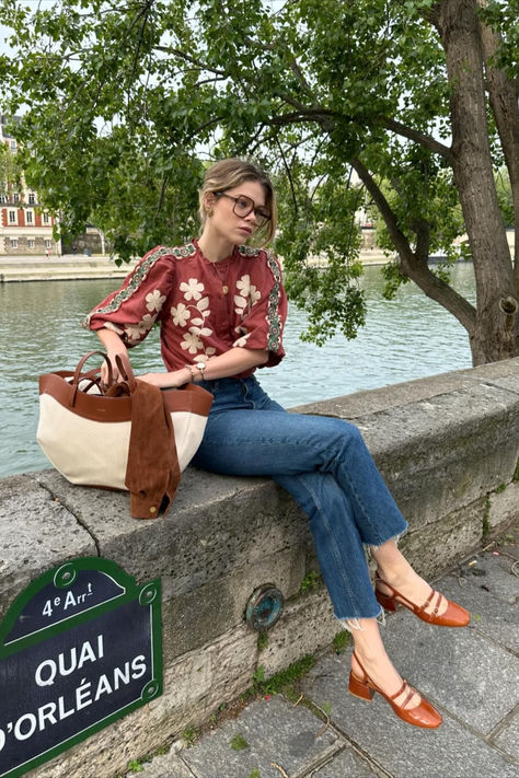 @elodieromy wearing the Sézane Anton Floral Embroidery Blouse and Paula Babies in polished camel. Sézane in spring is iconic for different shirts and blouses, offering florals, embroidery, beautiful bright colors, and monochrome neutrals. Discover all our latest arrivals online at sezane.com or in the app. Floral Blouse Outfit, Floral Shirt Outfit, Spring Weekend Outfit, Floral Top Outfit, Floral Embroidery Blouse, Parisian Chic Outfits, Parisian Style Outfit, Blusas Top, French Girl Chic