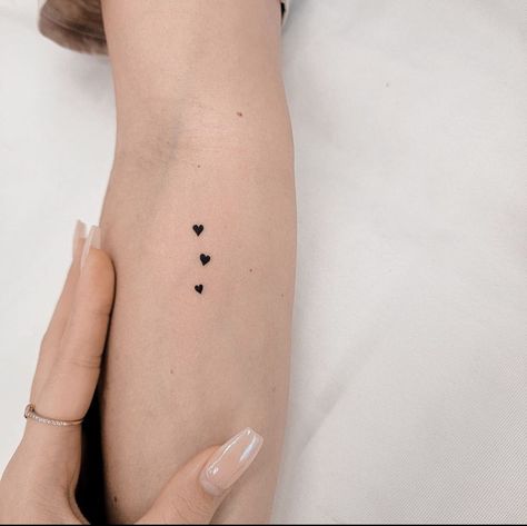 Ankle Tattoo Ideas, Simple Heart Tattoos, Twin Tattoos, Heart Temporary Tattoos, Tiny Wrist Tattoos, Small Heart Tattoos, Small Finger Tattoos, Ankle Tattoos, Mommy Tattoos