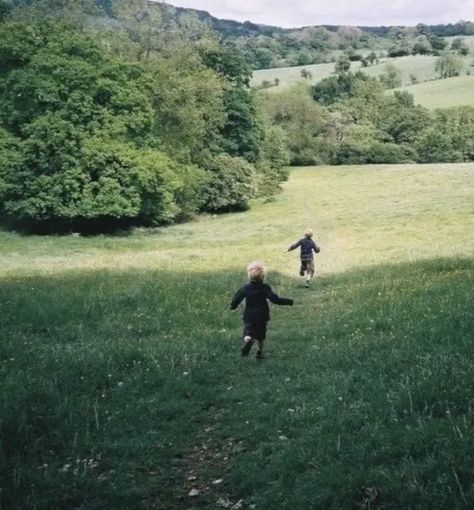 Living In Nature Aesthetic, English Country Life Aesthetic, Country Side Life Aesthetic, Hide And Seek Aesthetic, Kids Playing Aesthetic, Happy Childhood Aesthetic, Farm Childhood, Childhood Photos Aesthetic, Country Family Aesthetic