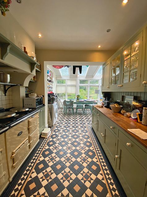 Rear Kitchen Diner Extension, Snug Off Kitchen, Kitchen Two Levels, Small Conservatory Extension, Kitchen Conservatory Ideas, Georgian Kitchen Extension, Small Victorian Terrace Interior Kitchen, Tiny Conservatory Ideas, Conservatory Off Kitchen