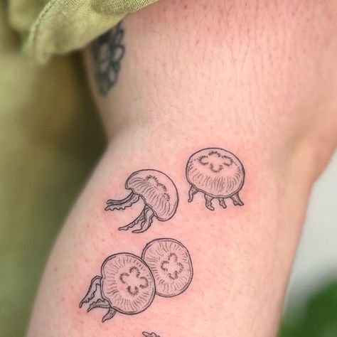 Small Paragraph Tattoos For Women, Swordfish Skeleton Tattoo, Simple Marine Life Tattoos, Jellyfish Flash Tattoo, Easy Jellyfish Tattoo, Jellyfish Tattoo Cute, Matching Aquatic Tattoos, Small Tattoos Emo, Moon Jelly Fish Tattoo