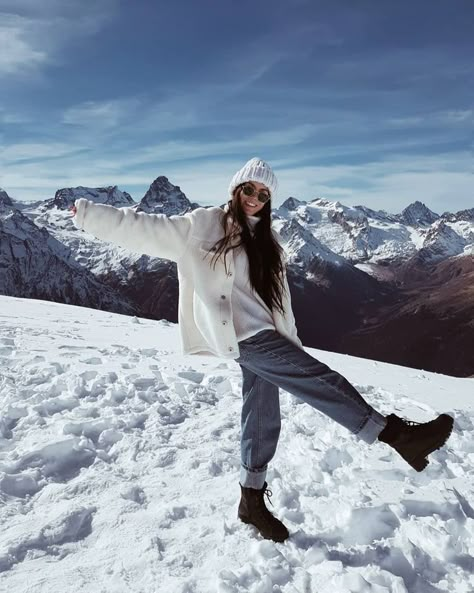 Mountain Poses Photo Ideas, Mountain Photoshoot Ideas, Winter Portraits Photography, Mountain Photo Ideas, Kashmir Trip, Mountain Photoshoot, Winter Outfits Snow, Sisters Photoshoot Poses, Snow Photoshoot