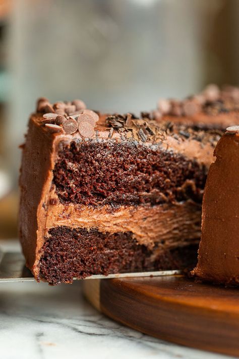 Rich, moist and utterly decadent this easy to make two-layer Gluten Free Vegan Chocolate Cake is sure to impress chocolate lovers everywhere! You don't even need to be a gluten free or vegan eater to enjoy a slice. This recipe is adapted from my regular gluten free chocolate cake. It uses aquafaba instead of regular dairy eggs as a plant based alternative. Gluten Free Chocolate Cake Recipe, Gluten Free Birthday Cake, Super Moist Chocolate Cake, Thanksgiving Dessert Recipes, Perfect Chocolate Cake, Gluten Free Chocolate Cake, Rich Cake, Dairy Free Chocolate Chips, Vegan Chocolate Cake