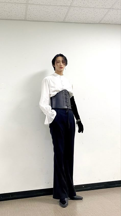 Park Seonghwa Corset, Seonghwa Genderless, Seonghwa Full Body Pic, Seonghwa Crazy Form Outfit, Seonghwa Stage Outfit, Feminine Clothes For Men, Men Corset Outfit, Seonghwa Corset, Genderless Outfit